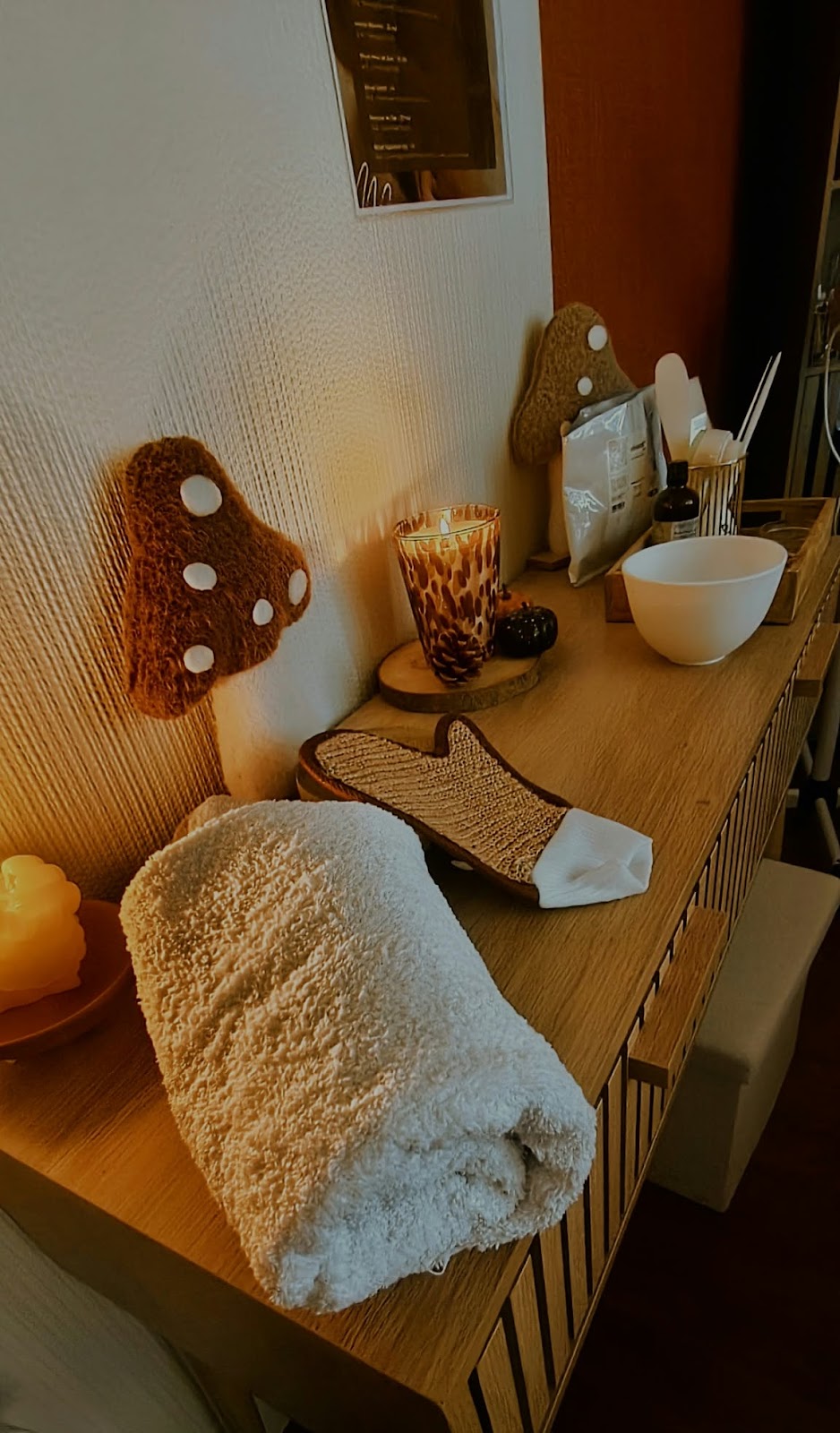 Comptoir de soin avec serviettes roulées et accessoires, à l'institut So Beauty